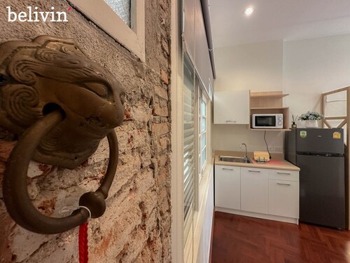 Cozy and large bed. Working space, 350m to MRT and Chinatown 