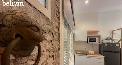 Cozy and large bed. Working space, 350m to MRT and Chinatown