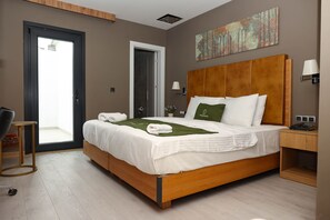 Deluxe Double Room, Balcony | Minibar, in-room safe, desk, laptop workspace