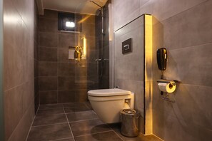 Douche, douche à « effet pluie », sÚche-cheveux, peignoirs