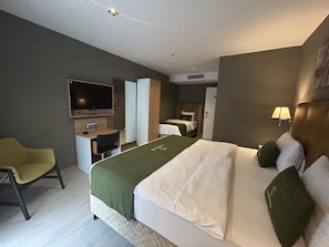 Chambre Triple Familiale | Minibar, coffres-forts dans les chambres, bureau