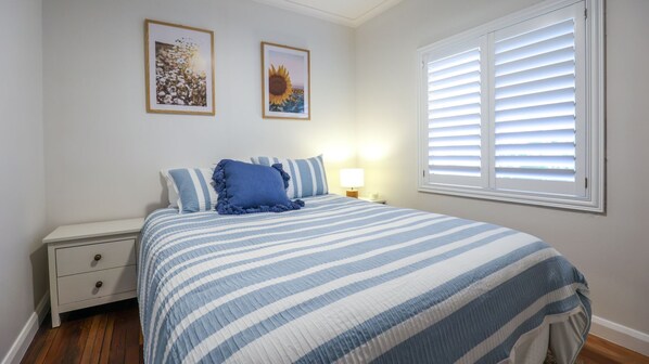 3 habitaciones, tabla de planchar con plancha, wifi y ropa de cama 