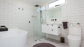 Regadera, secadora de cabello, toallas 