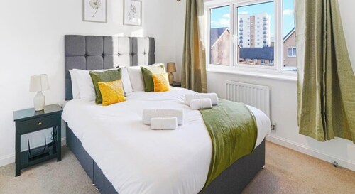 3BR House | Near Festival Place, 2X Parking, Wi-Fi