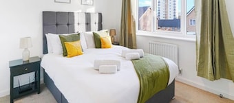 3BR House | Near Festival Place, 2X Parking, Wi-Fi