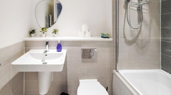 Shower, hair dryer, towels - 3BR House | Near Festival Place, 2X Parking, Wi-Fi (Hampshire)