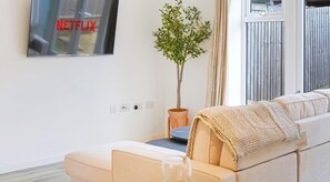 TV, offices - 3BR House | Near Festival Place, 2X Parking, Wi-Fi (Hampshire)