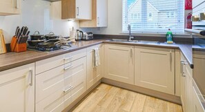 Fridge, microwave, oven, stovetop - 3BR House | Near Festival Place, 2X Parking, Wi-Fi (Hampshire)