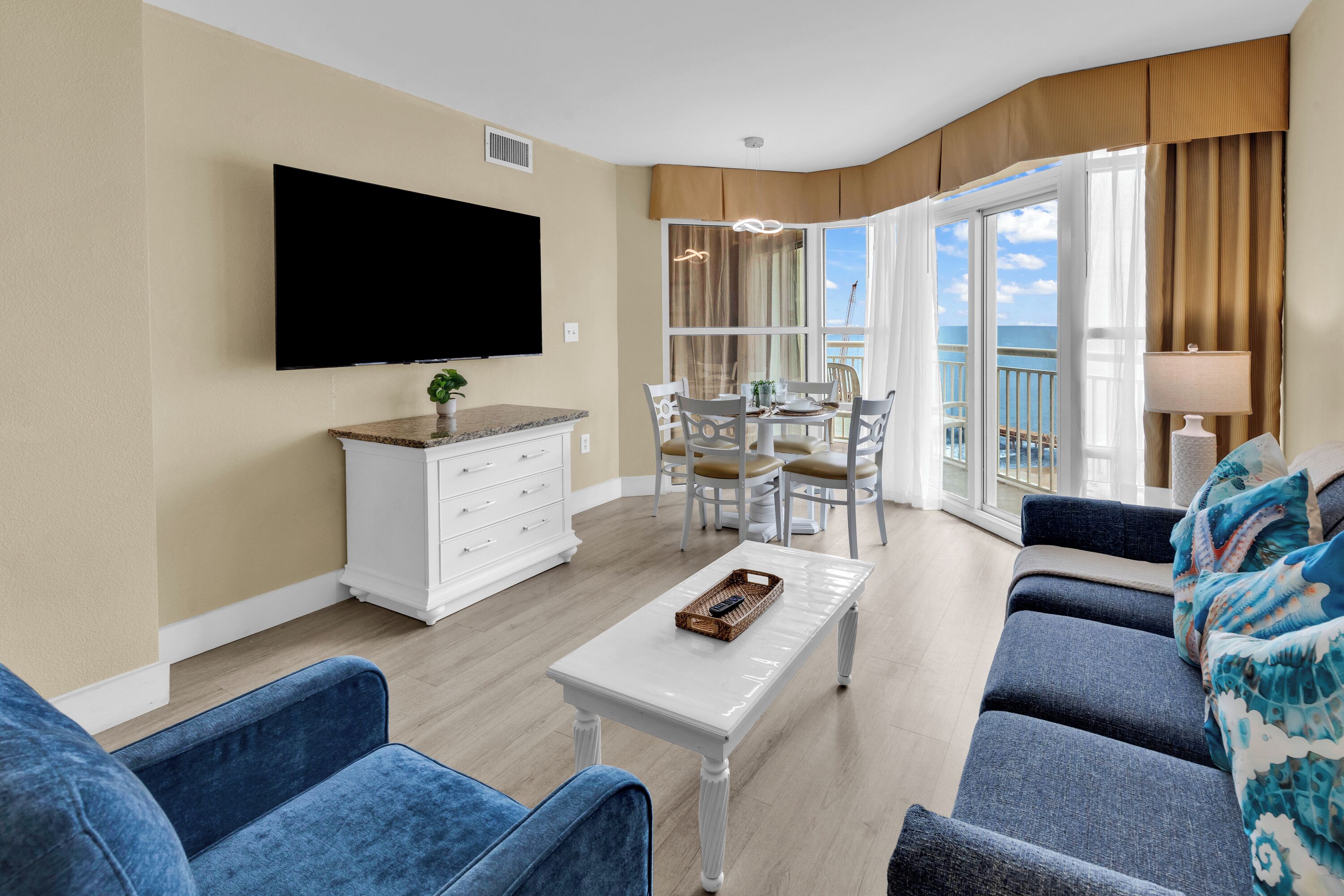Signature Condo, 1 Bedroom, Balcony, Ocean View | Living room
