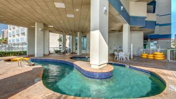 2 piscines couvertes, 2 piscines extérieures