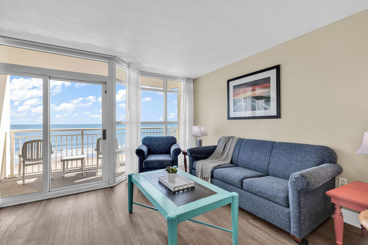 Exclusive Condo, 1 Bedroom, Balcony, Beach View | Living room
