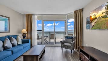 Familie appartement, 2 slaapkamers, uitzicht op strand, aan het strand | Woonkamer