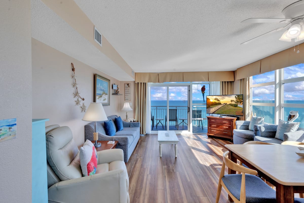 Executive Condo, 2 Bedrooms, Ocean View, Oceanfront | Living room