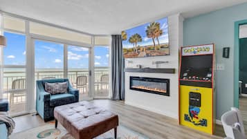 Signature appartement, 2 slaapkamers, balkon, uitzicht op oceaan | Woonkamer