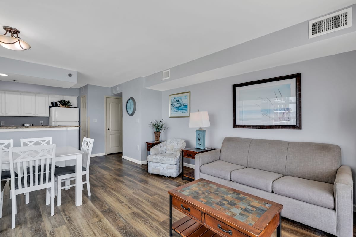 Condo Signature, 2 chambres, balcon, vue sur la plage | Salle de séjour