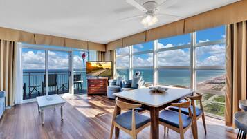 Apartamento ejecutivo, 2 habitaciones, vistas al mar, frente al mar | Servicio de comidas en la habitación