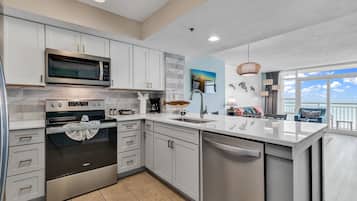 Signature appartement, 2 slaapkamers, balkon, uitzicht op oceaan | Privékeuken | Een koelkast, een magnetron, een oven, een kookplaat