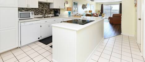 Kühlschrank, Mikrowelle, Herdplatte, Geschirrspüler