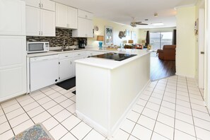 Kjøleskap, mikrobølgeovn, kokeplater og oppvaskmaskin