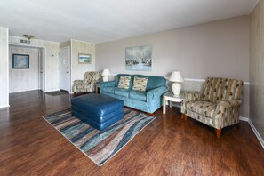 TV - 2nd Row 3 BR Condo with a Shared Pool! Floral Villas D15 (Surfside Beach)