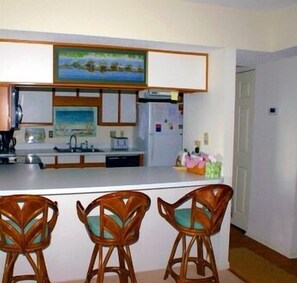 Kühlschrank, Mikrowelle, Herdplatte, Geschirrspüler