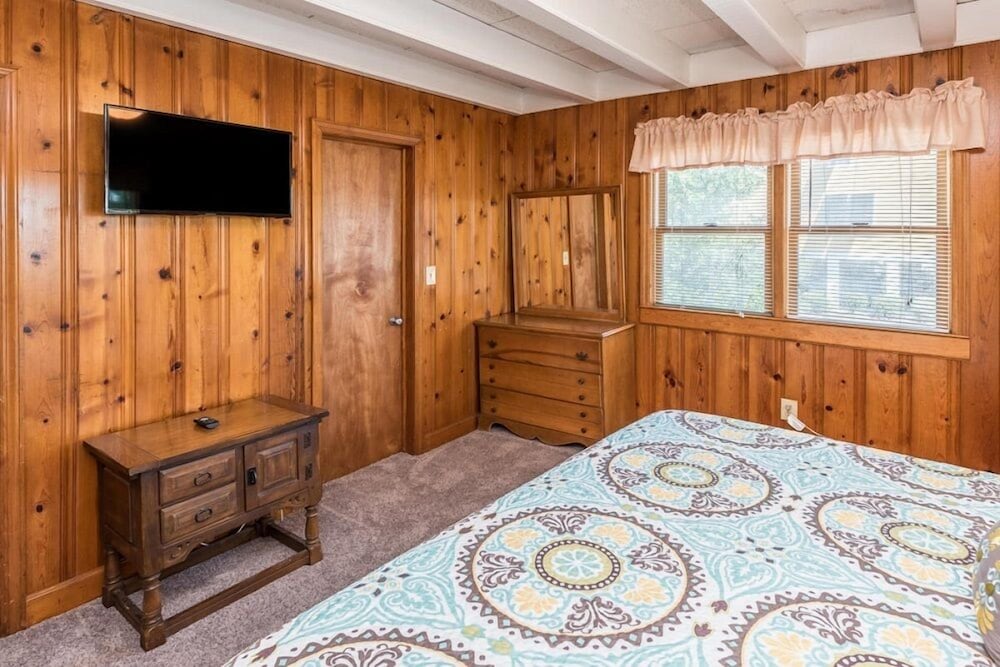 Pet Friendly, Walk to the Beach 4 BR Beach House! Jackie's Place