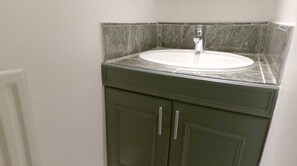 Combined shower/bathtub, deep-soaking bathtub, hair dryer, towels - Remarkable 2-bed Apartment in London (London)