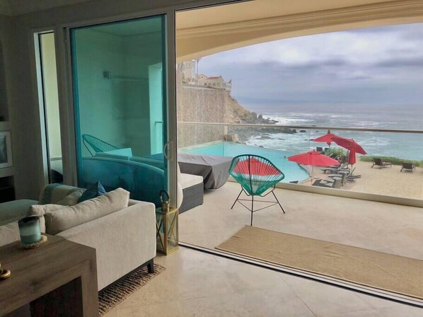 Un balcone con vista sull'oceano e un castello.