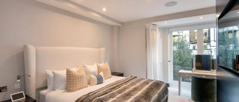 House | 5 bedrooms, iron/ironing board, free WiFi, bed sheets