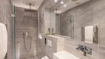 Casa | Baño | Tina y regadera independientes, tina profunda, secadora de cabello