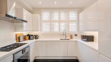 Casa | Cocina privada | Refrigerador, microondas, horno y parrilla de estufa