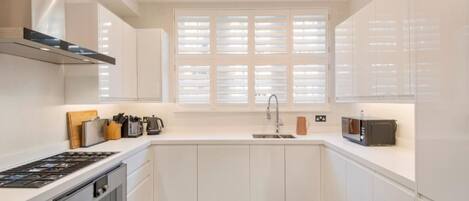 Hus | Eget kjøkken | Kjøleskap, mikrobølgeovn, ovn og kokeplater