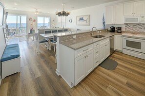 Frigorifero, microonde, forno, piano cottura