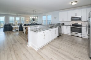 冰箱、微波炉、烤箱、炉灶