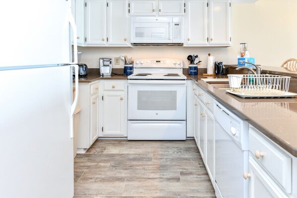 Refrigerador, microondas, horno, placa de cocina