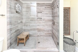 Regadera, jabón, papel de baño 
