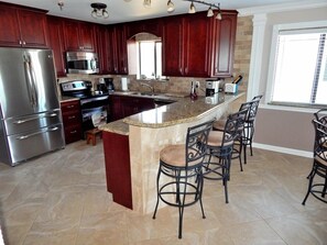 Een koelkast, een magnetron, een kookplaat, een vaatwasser