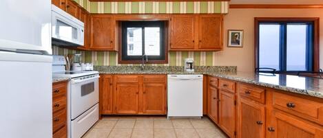 Kylskåp, mikrovågsugn, spishäll och diskmaskin