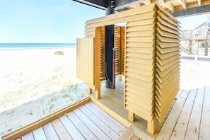 På stranden