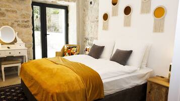 Ground floor apartment | Soundproofing, iron/ironing board, free WiFi, bed sheets