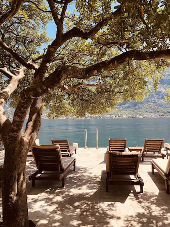 Playa privada, sillas reclinables de playa, sombrillas