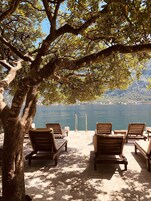 Playa privada, sillas reclinables de playa, sombrillas