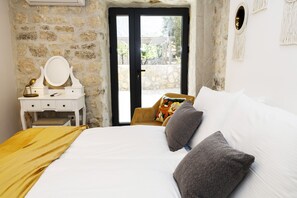 Ground floor apartment | Soundproofing, iron/ironing board, free WiFi, bed sheets - Galathea House (Kotor)