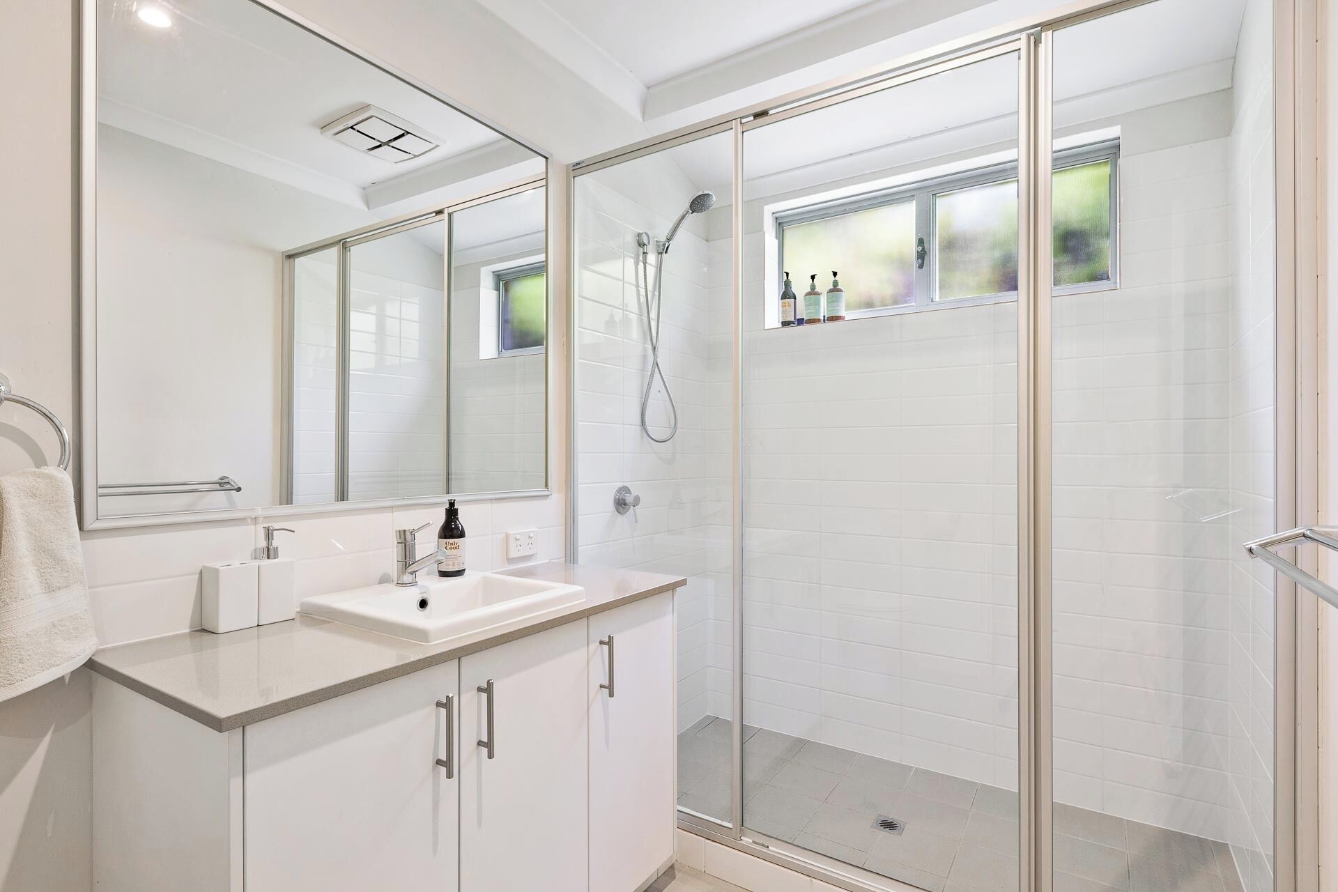 Shower, hair dryer, towels