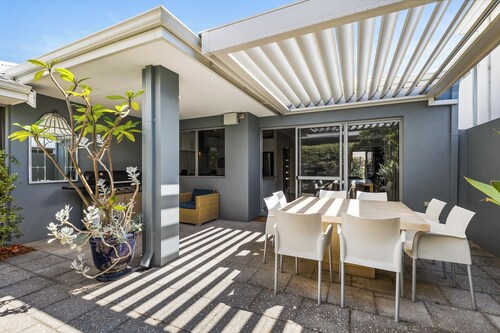 3BR Family Retreat, 7 min Walk to Beach & Cafes