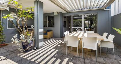 3BR Family Retreat, 7 min Walk to Beach & Cafes