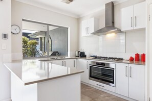 Refrigerador, microondas, horno y parrilla de estufa