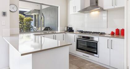 3BR Family Retreat, 7 min Walk to Beach & Cafes