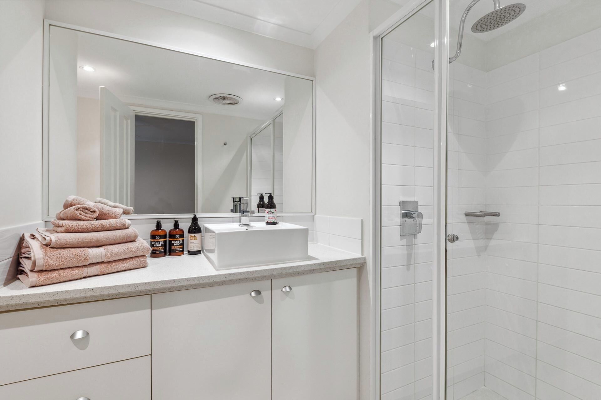 Shower, hair dryer, towels
