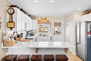 Kühlschrank, Mikrowelle, Ofen, Geschirrspüler